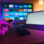 IPTV (Internet Protocol Television) é uma tecnologia que permite a transmissão de conteúdos televisivos e de vídeo sob demanda por meio da internet