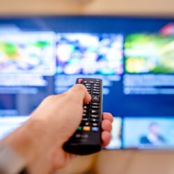 Qual marca de TV pega IPTV e permite assistir legalmente?