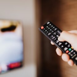 Como posso usar IPTV na minha TV de forma prática e segura?