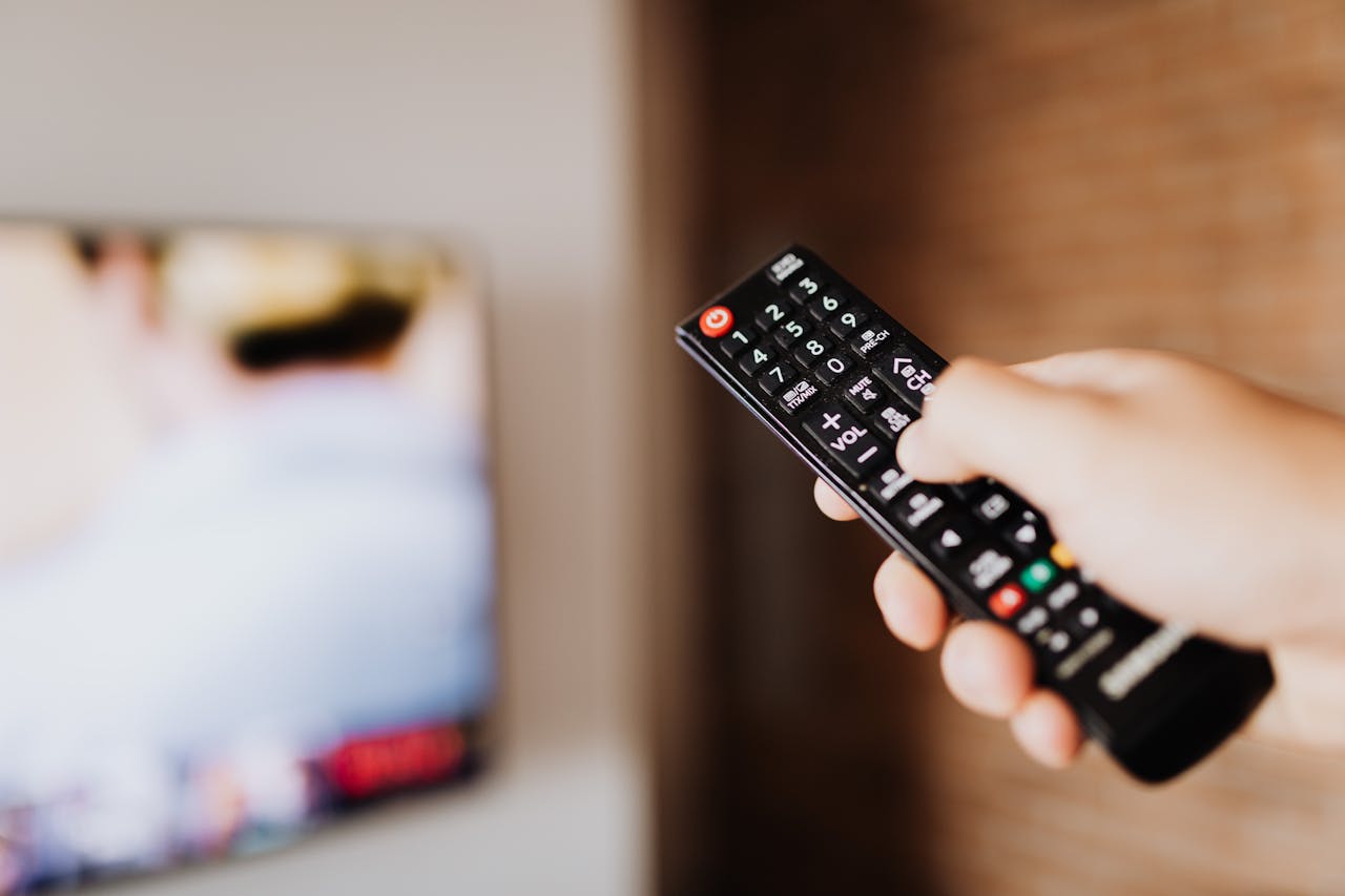 Como posso usar IPTV na minha TV de forma prática e segura?