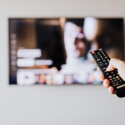 Quais canais estão disponíveis na Pluto TV Brasil?