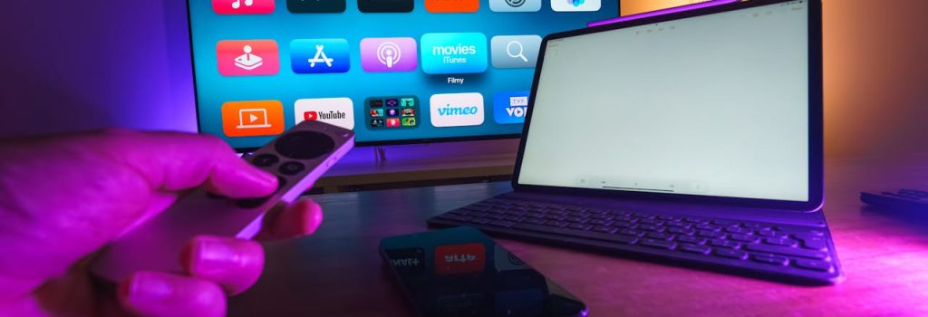 IPTV (Internet Protocol Television) é uma tecnologia que permite a transmissão de conteúdos televisivos e de vídeo sob demanda por meio da internet IPTV (Internet Protocol Television) é uma tecnologia que permite a transmissão de conteúdos televisivos e de vídeo sob demanda por meio da internet