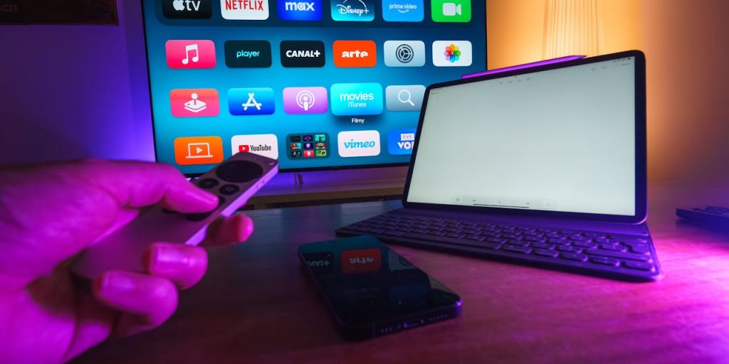 IPTV (Internet Protocol Television) é uma tecnologia que permite a transmissão de conteúdos televisivos e de vídeo sob demanda por meio da internet