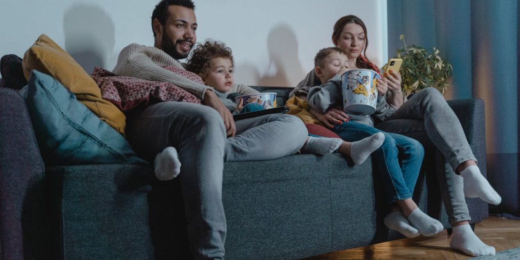IPTV pirata: descubra o conceito, os perigos do streaming não autorizado, impactos legais e como identificar serviços irregulares para proteger seus dados